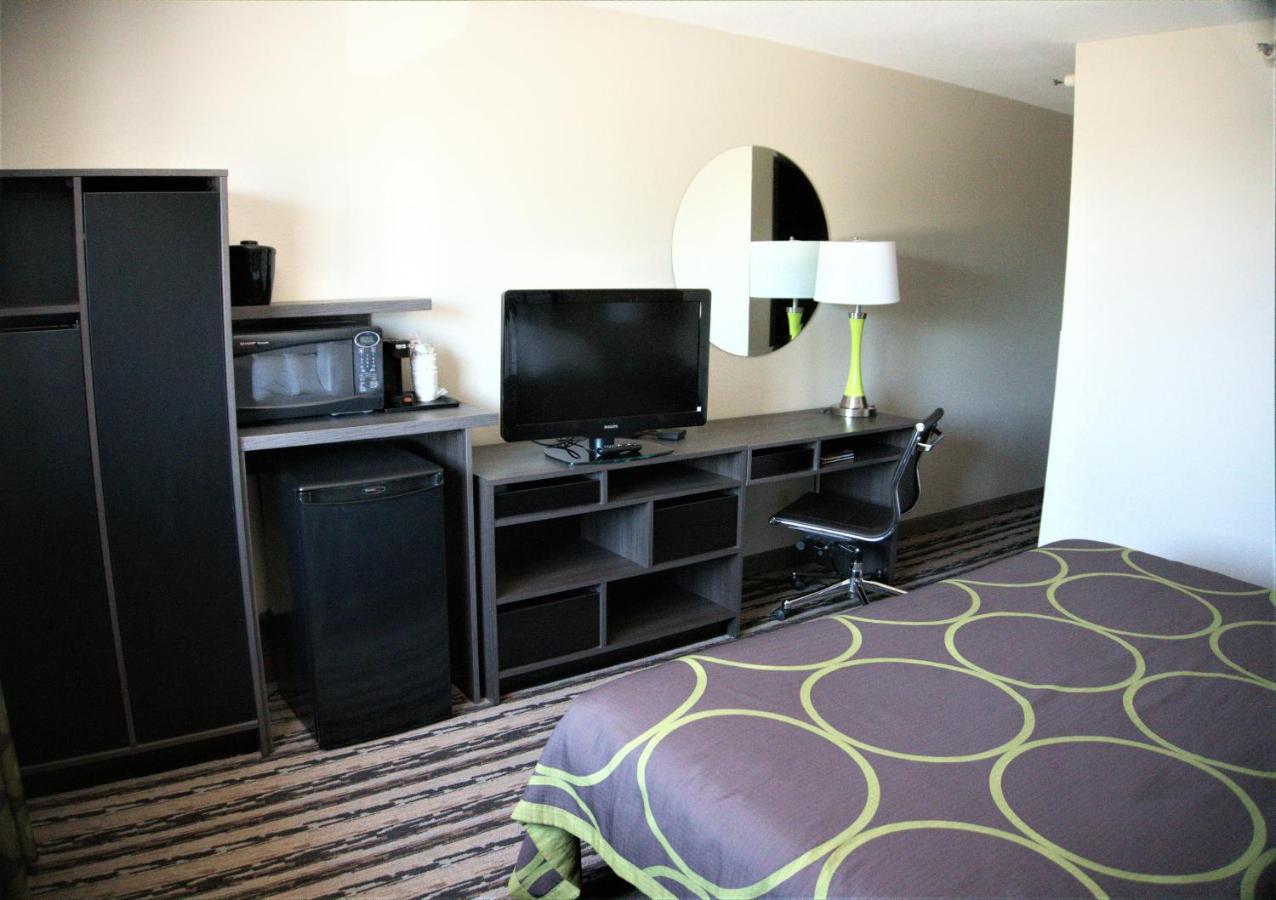 Super 8 By Wyndham Spirit Lake/Okoboji Room photo