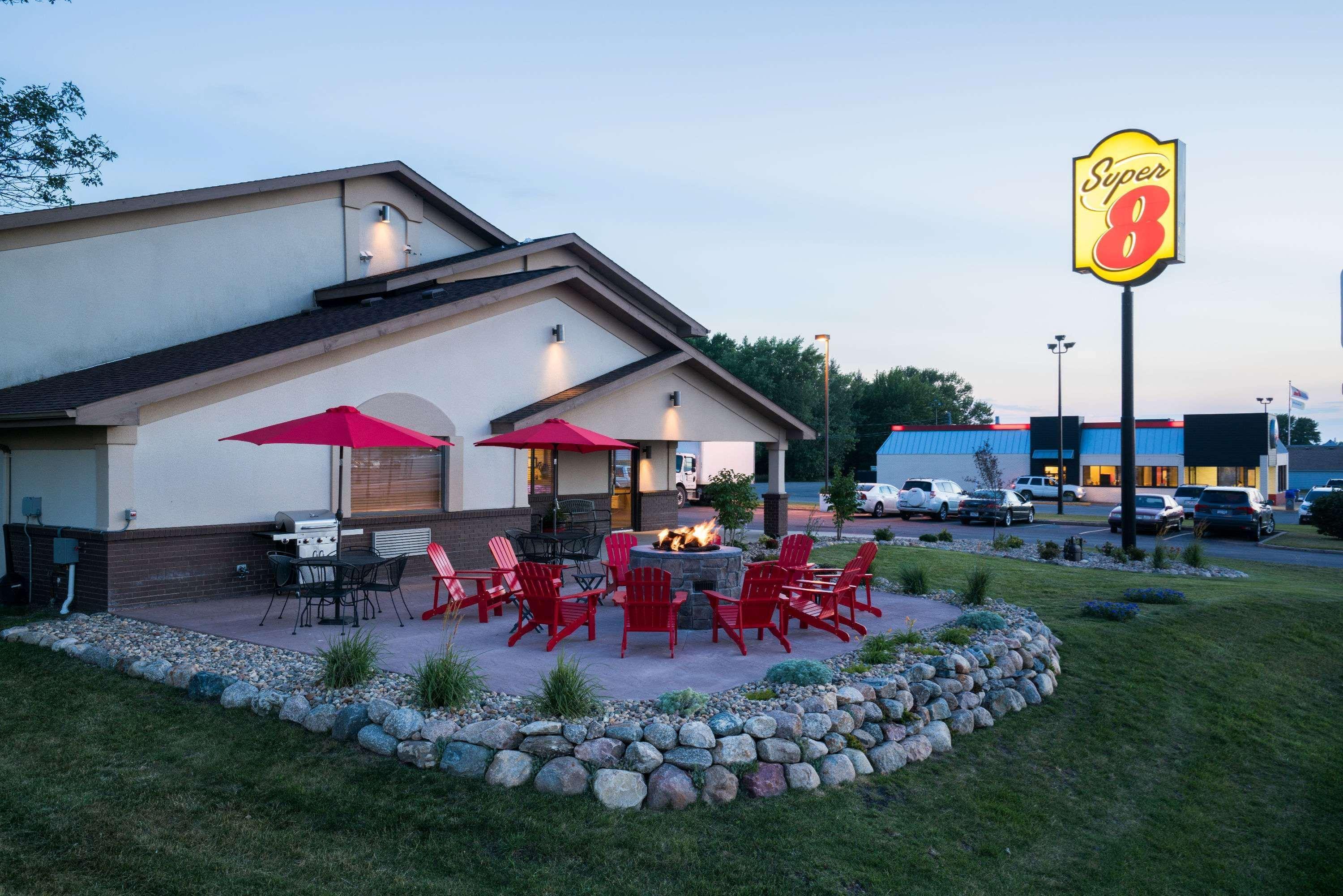 Super 8 By Wyndham Spirit Lake/Okoboji Exterior photo