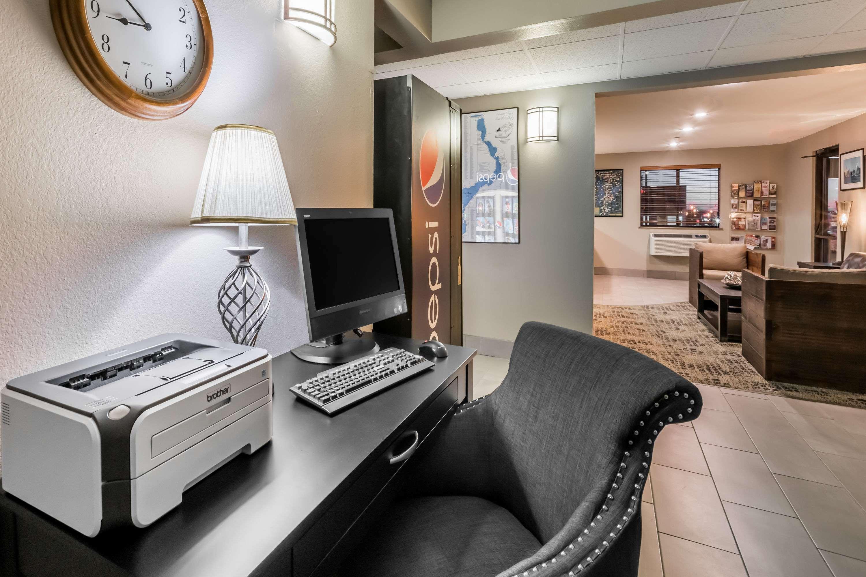 Super 8 By Wyndham Spirit Lake/Okoboji Exterior photo