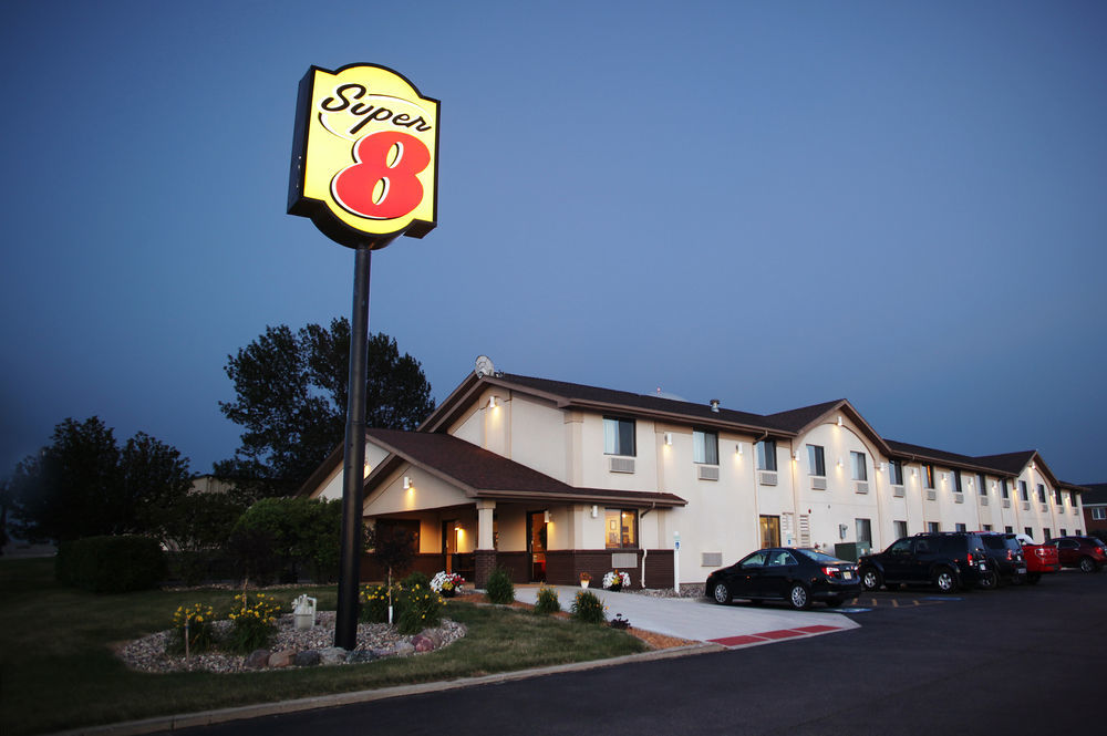 Super 8 By Wyndham Spirit Lake/Okoboji Exterior photo