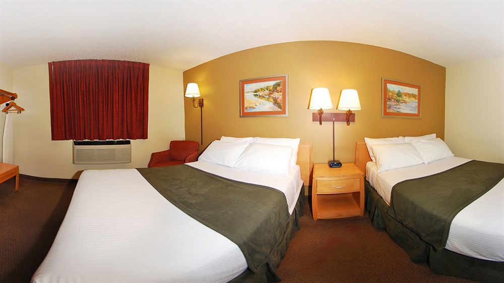 Super 8 By Wyndham Spirit Lake/Okoboji Exterior photo