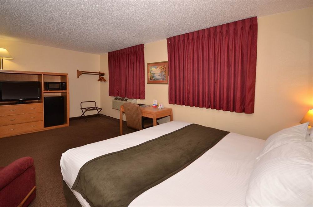 Super 8 By Wyndham Spirit Lake/Okoboji Exterior photo